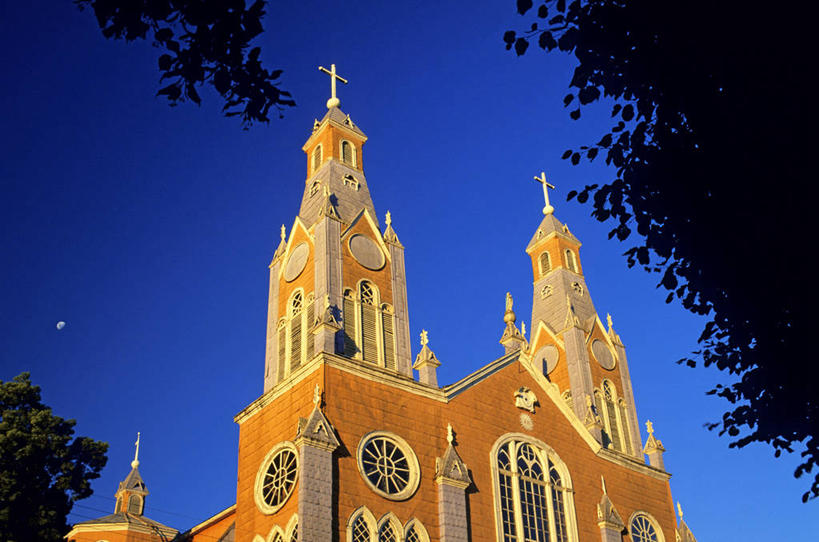 无人,教堂,横图,室外,白天,仰视,旅游,度假,名胜古迹,植物,标志建筑,地标,建筑,智利,阴影,节日,遗迹,时间,光线,十字架,时钟,影子,屋顶,计时,顶棚,古迹,文化,文物,娱乐,建设,古建筑,树,树木,蓝色,绿色,蓝天,天空,阳光,自然,钟表,天,祈祷,享受,休闲,健康,表,旅游胜地,南美,放松,许愿,宗教,信仰,生长,晴朗,成长,纪念,祈求,南美洲,拉丁美洲,美洲,信念,古文明,万里无云,亚美利加洲,塔钟,南亚美利加洲,智利共和国,奇洛埃岛,平安,钟,晴空,晴空万里,彩图,低角度拍摄,大教堂,礼拜堂,湖大区,奇洛埃省,奇洛埃群岛