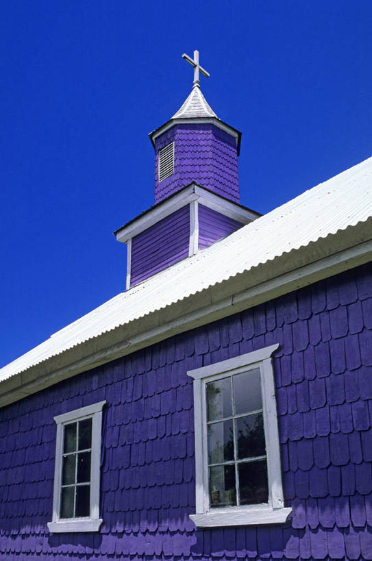 无人,教堂,竖图,室外,白天,仰视,旅游,度假,窗户,标志建筑,地标,建筑,智利,阴影,节日,光线,影子,墙,文化,娱乐,建设,玻璃窗,墙壁,墙面,蓝色,紫色,蓝天,天空,阳光,天,祈祷,享受,休闲,健康,旅游胜地,南美,放松,许愿,宗教,信仰,晴朗,纪念,祈求,南美洲,拉丁美洲,美洲,信念,万里无云,亚美利加洲,南亚美利加洲,智利共和国,奇洛埃岛,平安,晴空,晴空万里,彩图,低角度拍摄,大教堂,礼拜堂,湖大区,奇洛埃省,奇洛埃群岛