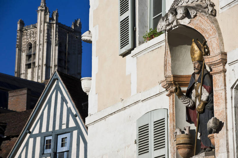 无人,教堂,横图,室外,白天,仰视,旅游,度假,名胜古迹,窗户,标志建筑,地标,建筑,雕塑,法国,欧洲,阴影,节日,遗迹,艺术,装饰,光线,雕刻,雕像,影子,百叶窗,墙,古迹,文化,文物,娱乐,建设,古建筑,墙壁,墙面,蓝色,蓝天,天空,阳光,工艺品,天,祈祷,享受,休闲,健康,旅游胜地,放松,许愿,宗教,信仰,晴朗,纪念,祈求,美术,勃艮第,西欧,法兰西,主题,陈列,信念,古文明,万里无云,法兰西共和国,首府,功能,美学,法兰西第五共和国,勃艮第大区,约讷省,平安,晴空,晴空万里,彩图,低角度拍摄,大教堂,礼拜堂,欧塞尔