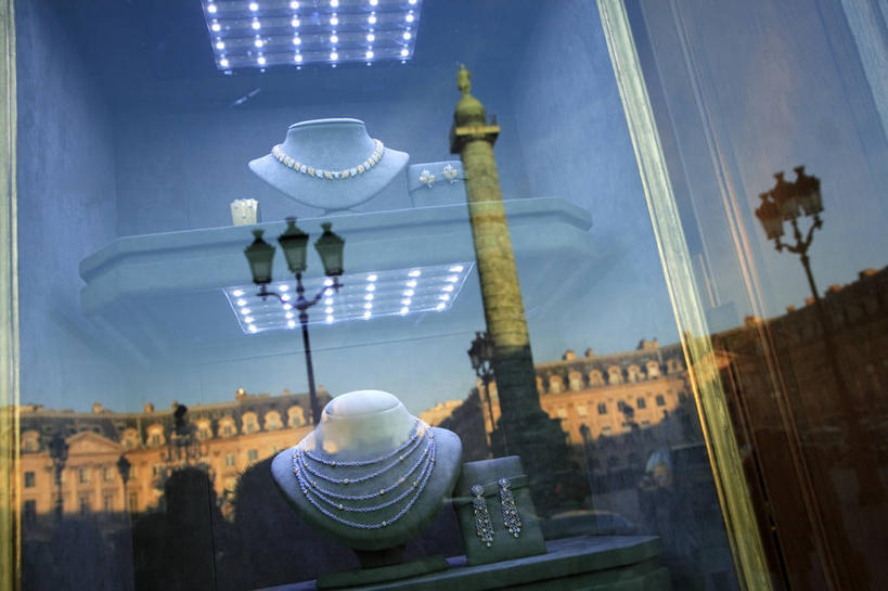 无人,商店,横图,室外,白天,正面,度假,美景,窗户,落地窗,城市风光,城市,橱窗,路灯,项链,照明,法国,巴黎,欧洲,阴影,反射,人造模特,影子,景观,灯光,首都,娱乐,商铺,玻璃窗,灯,装饰品,饰品,首饰,享受,休闲,景色,放松,道具,照亮,照明设备,西欧,法兰西,首饰店,珠宝店,服装模特,模特道具,玻璃橱窗,法兰西共和国,时装道具,展示道具,服装模特道具,陈列道具,法兰西第五共和国,市肆,商号,法兰西岛,法兰西岛大区,彩图,店铺,巴黎省,巴黎市