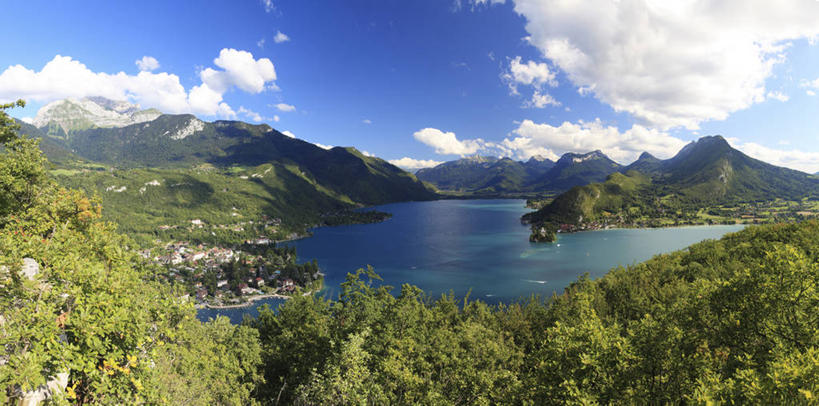 无人,横图,室外,白天,正面,旅游,度假,湖,湖泊,美景,森林,山,山脉,树林,水,植物,法国,欧洲,阴影,光线,影子,湖面,景观,山峰,水流,水面,云,云朵,山峦,云彩,娱乐,树,树木,蓝色,绿色,白云,蓝天,天空,阳光,自然,湖水,群山,天,享受,休闲,景色,放松,生长,晴朗,成长,西欧,法兰西,自然风光,法兰西共和国,安纳西湖,法兰西第五共和国,上萨瓦省,上萨瓦,晴空,彩图,罗讷.阿尔卑斯,罗讷.阿尔卑斯大区