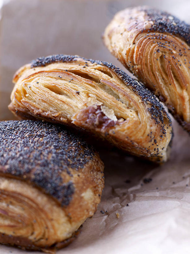 点心,面包,无人,竖图,俯视,室内,特写,白天,餐桌,桌子,阴影,反射,影子,食品,面点,食物,糕点,三个,餐台,彩图,高角度拍摄,甜面包