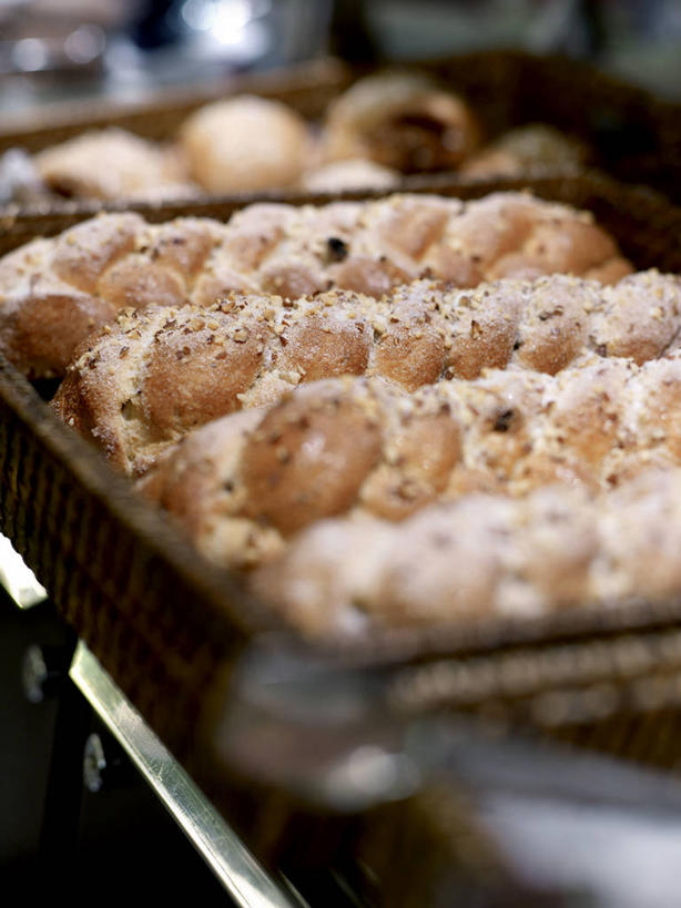 点心,面包,无人,竖图,俯视,室外,特写,白天,一排,许多,阴影,朦胧,模糊,整齐,反射,影子,食品,面点,很多,食物,糕点,排列,队列,辫子面包,彩图,高角度拍摄