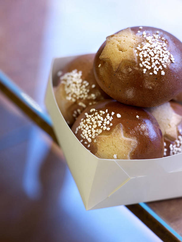 点心,面包,无人,竖图,俯视,室内,特写,白天,餐桌,桌子,一堆,许多,阴影,堆叠,堆积,朦胧,模糊,反射,影子,纸盒,芝麻,食品,面点,很多,盒子,食物,糕点,一个,包装盒,容器,单个,餐台,储藏,堆,储存,脂麻,胡麻,白麻,巨胜子,油麻,彩图,高角度拍摄,甜面包,贮存