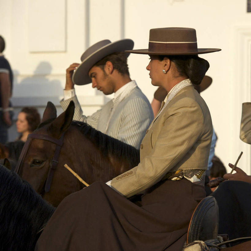 西方人,三个人,伙伴,朋友,坐,方图,室外,白天,侧面,西装,友谊,马,野生动物,帽子,欧洲,欧洲人,握,阴影,套装,正装,节日,光线,影子,墙,注视,职业装,礼帽,文化,墙壁,墙面,阳光,动物,绳子,观察,看,祈祷,健康,握着,许愿,运输,宗教,牲畜,信仰,观看,纪念,手柄,绳索,祈求,控制,察看,缰绳,基督教,关注,天主教,骑马装,平安,友情,男人,男性,年轻男性,年轻女性,女人,女性,白种人,坐着,半身,彩图,马术服,骑马服,圣灵降临节,五旬节