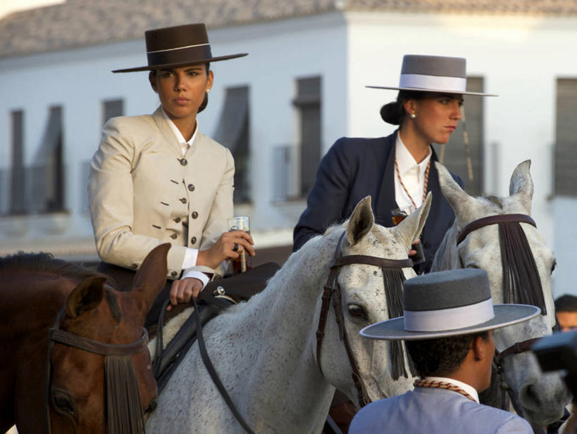 西方人,三个人,伙伴,朋友,家,站,坐,横图,室外,白天,正面,西装,友谊,窗户,马,野生动物,帽子,欧洲,欧洲人,骑马,阴影,套装,正装,节日,光线,影子,房屋,墙,屋子,注视,职业装,礼帽,文化,耳钉,楼房,玻璃窗,墙壁,墙面,住宅,座位,马鞍,装饰品,骑,白色,阳光,动物,绳子,饰品,首饰,观察,看,祈祷,站着,健康,许愿,运输,宗教,牲畜,信仰,观看,纪念,手柄,绳索,祈求,控制,察看,缰绳,基督教,关注,天主教,骑马装,耳饰,马具,平安,友情,男人,男性,年轻男性,年轻女性,女人,女性,白种人,站立,坐着,半身,彩图,房子,马术服,骑马服,圣灵降临节,五旬节