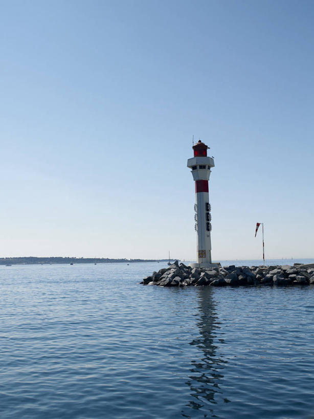 无人,竖图,室外,白天,正面,度假,海浪,海洋,美景,城市风光,城市,道路,法国,欧洲,戛纳,阴影,光线,信息,影子,景观,浪花,灯塔,交通,方向,娱乐,蓝色,蓝天,天空,阳光,海水,天,享受,休闲,景色,放松,晴朗,引导,指引,西欧,法兰西,海景,滨海阿尔卑斯,万里无云,法兰西共和国,法兰西第五共和国,航标,普罗旺斯.阿尔卑斯.蓝色海岸,普罗旺斯.阿尔卑斯.蓝色海岸大区,滨海阿尔卑斯省,坎城,康城,大海,风浪,海,海水的波动,近岸浪,涌浪,晴空,晴空万里,彩图,导航