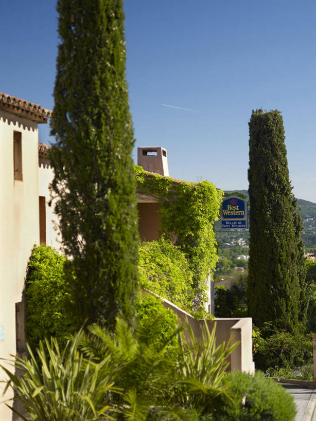 无人,宾馆,家,竖图,室外,白天,正面,度假,美景,树林,植物,城市风光,城市,酒店,法国,欧洲,阴影,光线,影子,房屋,屋子,景观,娱乐,楼房,住宅,树,树木,蓝色,绿色,蓝天,天空,阳光,自然,天,享受,休闲,景色,放松,生长,晴朗,成长,旅社,西欧,法兰西,瓦尔省,万里无云,法兰西共和国,法兰西第五共和国,普罗旺斯.阿尔卑斯.蓝色海岸,普罗旺斯.阿尔卑斯.蓝色海岸大区,瓦尔,圣特罗佩,晴空,晴空万里,彩图,房子,客店,客栈,旅店,旅馆,商旅