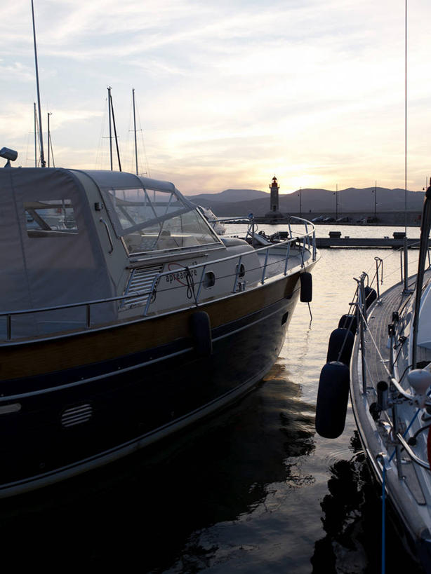 无人,码头,竖图,室外,白天,正面,度假,美景,日落,山,山脉,城市风光,城市,港口,轮船,船,法国,欧洲,停靠,景观,山峰,晚霞,霞光,落日,山峦,娱乐,黄昏,交通工具,群山,享受,休闲,景色,彩霞,放松,西欧,停泊,法兰西,载具,瓦尔省,游艇码头,法兰西共和国,法兰西第五共和国,夕照,薄暮,普罗旺斯.阿尔卑斯.蓝色海岸,普罗旺斯.阿尔卑斯.蓝色海岸大区,瓦尔,圣特罗佩,夕阳,彩图,傍晚,摆渡口,埠头,渡口,渡头,港湾,海港,口岸,斜阳