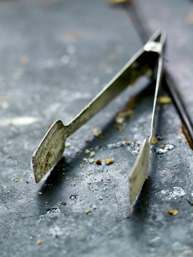 无人,竖图,俯视,室外,特写,白天,餐桌,桌子,静物,阴影,朦胧,模糊,反射,影子,一个,夹子,单个,餐台,食品夹,食物夹,面包夹,意粉夹,彩图,高角度拍摄