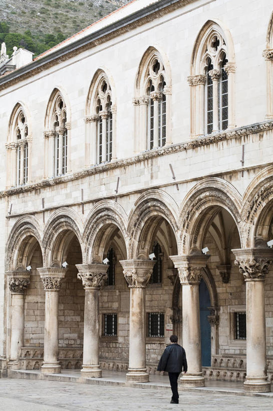 西方人,一个人,宫殿,走,竖图,室外,白天,旅游,度假,名胜古迹,门,标志建筑,地标,建筑,欧洲,克罗地亚,欧洲人,仅一个男性,仅一个人,服装,遗迹,墙,拱门,休闲装,古迹,文物,娱乐,建设,古建筑,墙壁,墙面,仅一个年轻男性,背面,衣服,门框,享受,休闲,休闲服,旅游胜地,放松,服饰,宫廷,古文明,首府,王宫,杜布罗夫尼克,克罗地亚共和国,拉古萨,达尔马提亚,达尔马提亚群岛,男人,男性,年轻男性,白种人,步行,散步,走路,彩图,全身,皇宫,杜布罗夫尼克.内雷特瓦县