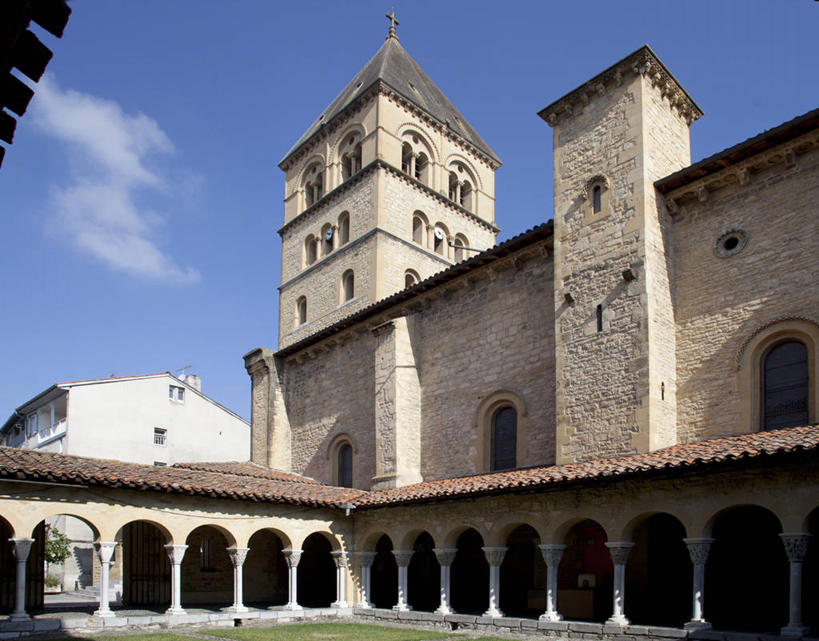 无人,教堂,横图,室外,白天,仰视,旅游,度假,名胜古迹,标志建筑,地标,建筑,法国,欧洲,一排,阴影,节日,遗迹,整齐,并列,并排,光线,影子,墙,云,云朵,拱门,走道,走廊,过道,云彩,古迹,文化,文物,娱乐,建设,古建筑,墙壁,墙面,排列,蓝色,白云,蓝天,天空,阳光,天,祈祷,享受,休闲,健康,旅游胜地,放松,许愿,宗教,信仰,晴朗,纪念,祈求,西欧,队列,法兰西,平行,信念,古文明,法兰西共和国,法兰西第五共和国,南部.比利牛斯,南部.比利牛斯大区,上加龙,上加龙省,平安,晴空,彩图,低角度拍摄,大教堂,礼拜堂,圣戈当区