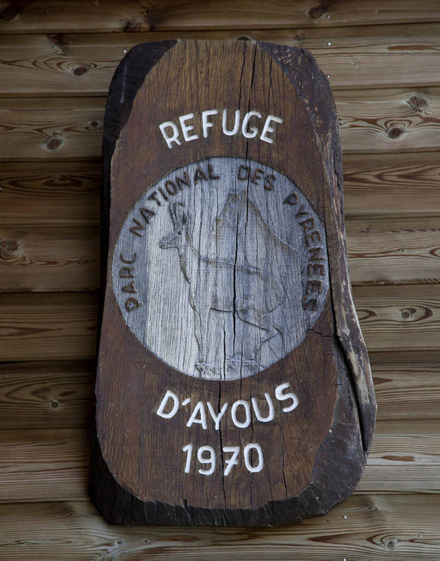 无人,家,木屋,竖图,室外,特写,白天,正面,静物,法国,欧洲,英文,标志,文字,字符,字母,墙,标识,墙壁,墙面,住宅,英文字母,西欧,法兰西,法兰西共和国,阿基坦,法兰西第五共和国,亚魁当,阿基坦大区,彩图,茅舍,茅屋,棚屋,小木屋,小屋,比利牛斯.大西洋省