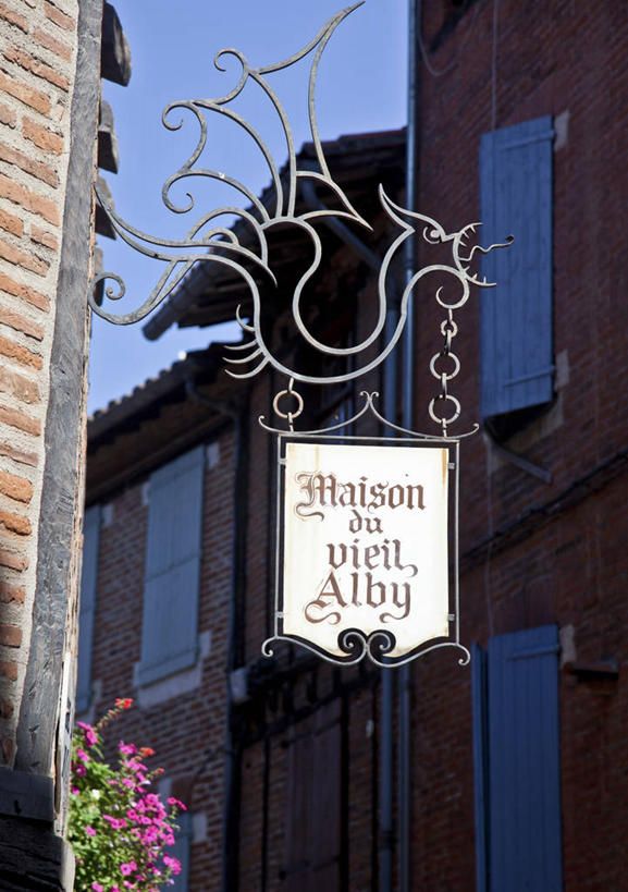 无人,家,竖图,室外,白天,仰视,旅游,度假,名胜古迹,标志建筑,地标,建筑,叶子,法国,欧洲,阴影,遗迹,盛开,光线,英文,标签,标志,文字,影子,字符,字母,房屋,墙,屋子,绿叶,花蕾,古迹,文物,娱乐,标识,建设,古建筑,楼房,墙壁,墙面,住宅,花,花瓣,花朵,鲜花,蓝色,蓝天,天空,阳光,天,花苞,花蕊,享受,休闲,嫩叶,旅游胜地,放松,晴朗,英文字母,西欧,法兰西,古文明,万里无云,法兰西共和国,首府,法兰西第五共和国,南部.比利牛斯,南部.比利牛斯大区,塔恩省,叶,叶片,晴空,晴空万里,彩图,低角度拍摄,房子,阿尔比