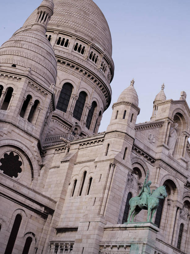 无人,教堂,竖图,室外,白天,仰视,旅游,度假,名胜古迹,标志建筑,地标,建筑,雕塑,法国,巴黎,欧洲,阴影,节日,遗迹,艺术,装饰,光线,雕刻,雕像,影子,墙,古迹,文化,文物,娱乐,建设,古建筑,墙壁,墙面,蓝色,蓝天,天空,阳光,工艺品,天,祈祷,享受,休闲,健康,旅游胜地,放松,许愿,宗教,信仰,晴朗,纪念,祈求,美术,西欧,法兰西,主题,陈列,信念,古文明,万里无云,法兰西共和国,蒙马特,圣心教堂,圣心堂,功能,美学,法兰西第五共和国,蒙马特区,平安,晴空,晴空万里,彩图,低角度拍摄,大教堂,礼拜堂,蒙马特高地