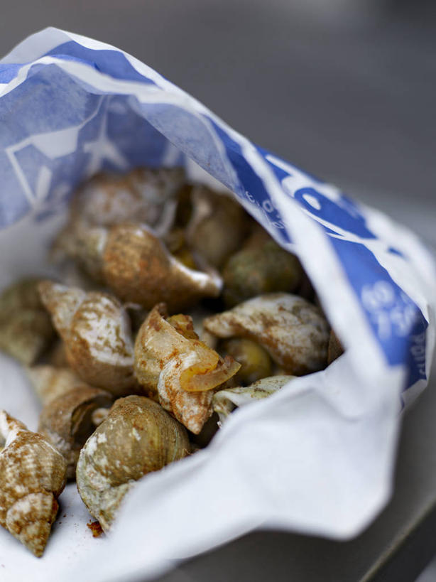 无人,竖图,俯视,室内,特写,白天,烹饪,西餐,餐桌,桌子,袋子,许多,阴影,朦胧,模糊,反射,蜗牛,影子,纸袋,料理,食品,很多,菜肴,美食,食物,动物,容器,西式,佳肴,餐台,储藏,软体动物,储存,彩图,高角度拍摄,法国菜,法国蜗牛,贮存