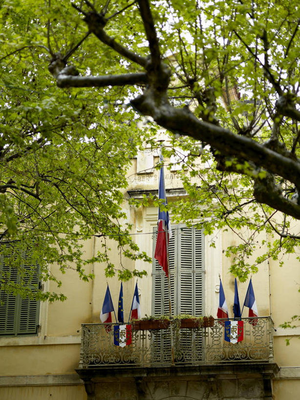 无人,家,竖图,室外,白天,仰视,旅游,度假,植物,窗户,标志建筑,地标,建筑,旗帜,法国,欧洲,阴影,飘扬,光线,影子,房屋,墙,屋子,公寓,枝条,娱乐,旗子,建设,洋房,楼房,玻璃窗,墙壁,墙面,住宅,树,树木,树枝,绿色,阳光,自然,享受,休闲,旅游胜地,放松,生长,成长,飘逸,西欧,法兰西,飞扬,瓦尔省,法兰西共和国,法兰西第五共和国,旌旗,旗号,虬枝,枝杈,普罗旺斯.阿尔卑斯.蓝色海岸,普罗旺斯.阿尔卑斯.蓝色海岸大区,瓦尔,圣特罗佩,彩图,低角度拍摄,房子