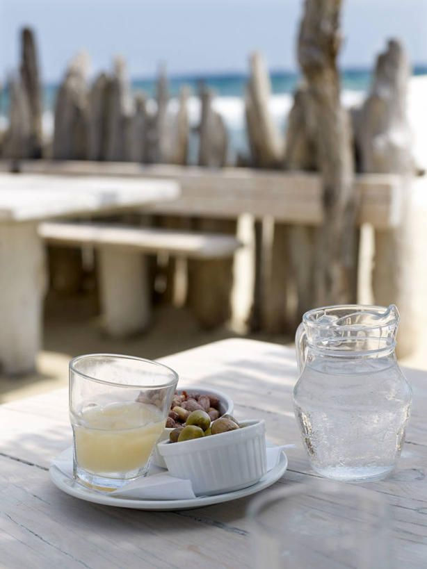 无人,栏杆,竖图,室外,白天,正面,烹饪,西餐,海浪,海洋,沙滩,餐桌,桌子,杯子,餐具,阴影,朦胧,模糊,光线,碟子,盘,沙子,影子,海岸,浪花,围栏,料理,食品,沙地,饮品,菜肴,美食,护栏,玻璃制品,食物,饮料,蓝色,蓝天,天空,阳光,海水,盘子,水杯,碟,天,西式,佳肴,晴朗,餐台,可口,海景,万里无云,适口,玻璃杯,大海,风浪,海,海水的波动,海滩,近岸浪,涌浪,晴空,晴空万里,彩图