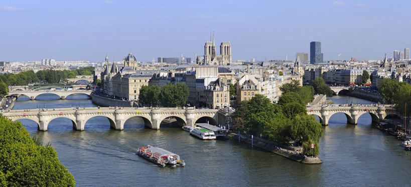 无人,家,高楼大厦,横图,全景,俯视,航拍,室外,白天,旅游,度假,河流,名胜古迹,水,天际线,植物,标志建筑,大厦,地标,建筑,轮船,摩天大楼,桥梁,船,法国,巴黎,欧洲,阴影,波纹,飞溅,遗迹,溅,光线,液体,影子,房屋,屋子,河水,水滴,水流,云,云朵,公寓,桥,首都,云彩,古迹,文物,娱乐,建设,古建筑,石桥,洋房,楼房,拱桥,住宅,水珠,树,树木,蓝色,绿色,白云,倒影,蓝天,水纹,天空,阳光,自然,船尾波,楼宇,交通工具,波浪,天,享受,休闲,旅游胜地,放松,拱形,生长,晴朗,成长,人行桥,石拱桥,倒映,西欧,鸟瞰,喷洒,法兰西,载具,塞纳河,古文明,新桥,法兰西共和国,法兰西第五共和国,法兰西岛,反照,法兰西岛大区,城岛,西岱岛,西堤岛,晴空,彩图,高角度拍摄,房子,大楼,高层建筑,高楼,摩天楼,斯德岛,西泰岛,巴黎省,巴黎市