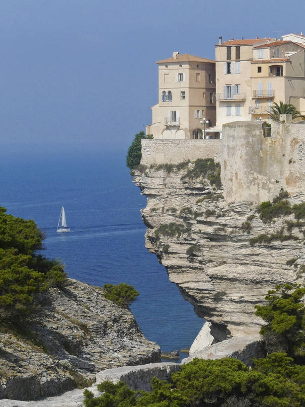 帆船,无人,家,竖图,室外,白天,正面,度假,海浪,海洋,美景,山,山脉,树林,植物,别墅,城市风光,城市,船,法国,欧洲,一艘,阴影,光线,影子,房屋,屋子,景观,浪花,山峰,公寓,山峦,娱乐,洋房,楼房,住宅,树,树木,蓝色,绿色,蓝天,天空,阳光,自然,海水,交通工具,群山,天,享受,休闲,景色,放松,生长,晴朗,成长,科西嘉,科西嘉岛,西欧,法兰西,载具,海景,万里无云,法兰西共和国,法兰西第五共和国,南科西嘉,博尼法乔,南科西嘉省,科西嘉大区,大海,风浪,海,海水的波动,近岸浪,涌浪,晴空,晴空万里,彩图,房子,萨尔泰讷区