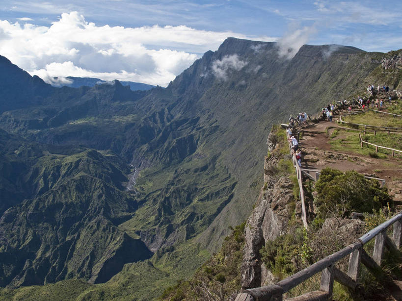 无人,栏杆,横图,室外,白天,正面,旅游,度假,草地,草坪,石头,美景,山,山脉,植物,法国,欧洲,阴影,光线,石子,影子,景观,山峰,云,云朵,围栏,山峦,云彩,娱乐,护栏,草,蓝色,绿色,白云,蓝天,天空,阳光,自然,群山,天,享受,休闲,景色,放松,晴朗,西欧,法兰西,自然风光,法兰西共和国,法兰西第五共和国,留尼汪,留尼汪岛,石块,岩石,晴空,彩图