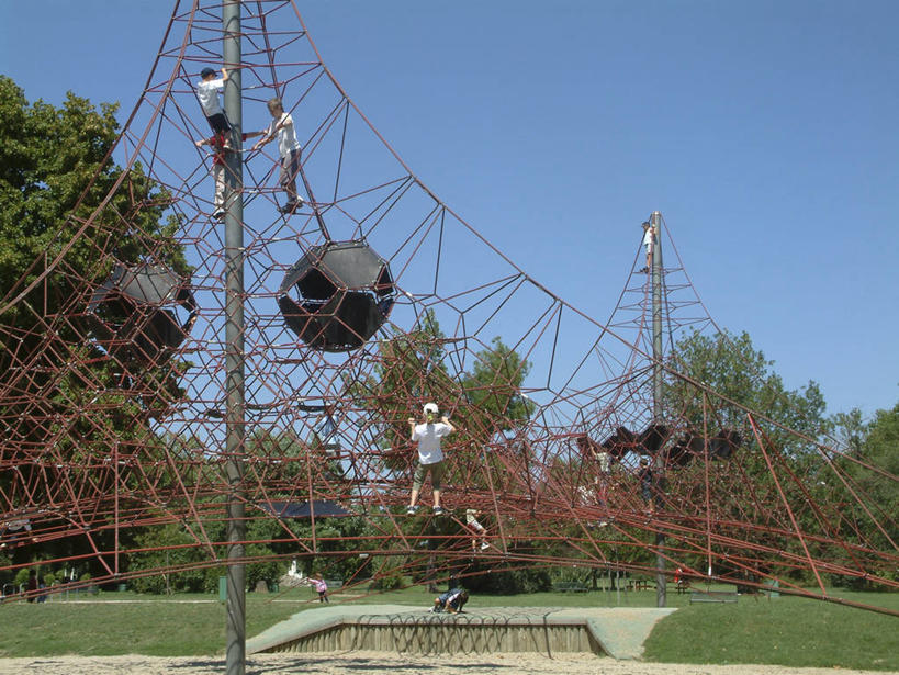 西方人,儿童,三个人,伙伴,朋友,游乐园,站,横图,室外,白天,仰视,旅游,度假,友谊,纯洁,草地,草坪,美景,植物,游乐场,法国,欧洲,欧洲人,阴影,服装,光线,影子,景观,休闲装,娱乐,草,树,树木,小孩,衣服,蓝色,绿色,蓝天,天空,阳光,自然,天,站着,享受,休闲,休闲服,景色,放松,可爱,童年,童趣,服饰,生长,晴朗,成长,西欧,法兰西,自然风光,童真,烂漫,无邪,万里无云,法兰西共和国,法兰西第五共和国,乐园,主题公园,南部.比利牛斯,南部.比利牛斯大区,塔恩省,天真,友情,男孩,男人,男性,白种人,晴空,晴空万里,站立,彩图,低角度拍摄,全身,人造公园,主题乐园,卡斯特尔区,男生,卡斯特尔