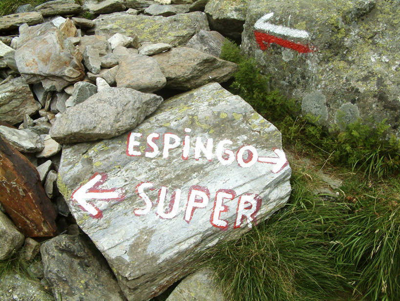 无人,横图,俯视,室外,白天,旅游,度假,草地,石头,美景,植物,法国,欧洲,英文,标志,石子,文字,字符,字母,景观,方向,娱乐,标识,箭头,草,绿色,自然,享受,休闲,景色,放松,英文字母,指向,西欧,法兰西,自然风光,法兰西共和国,簇,法兰西第五共和国,南部.比利牛斯,南部.比利牛斯大区,上加龙,上加龙省,石块,岩石,彩图,高角度拍摄,巴涅尔.德吕雄,圣戈当区