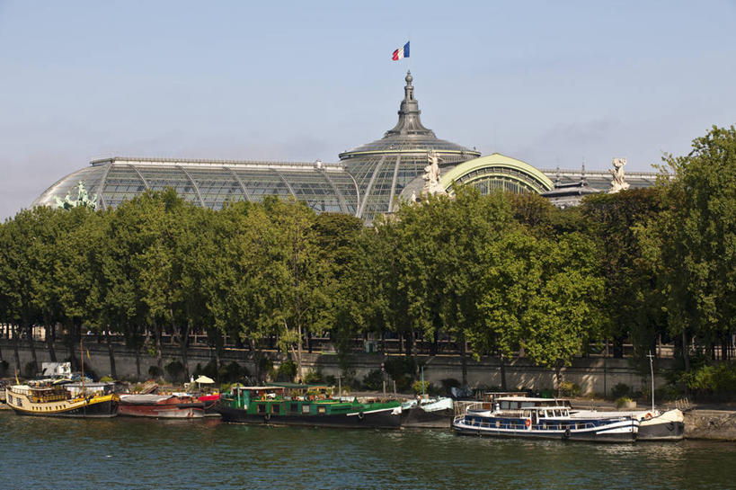 无人,博物馆,横图,室外,白天,正面,购物,旅游,度假,消费,河流,名胜古迹,树林,水,植物,标志建筑,地标,建筑,轮船,船,旗帜,法国,巴黎,欧洲,停靠,阴影,波纹,研究,遗迹,飘扬,光线,影子,河水,水流,涟漪,首都,教育,古迹,文物,娱乐,旗子,建设,古建筑,树,树木,蓝色,绿色,倒影,蓝天,水纹,天空,阳光,自然,交通工具,波浪,天,享受,休闲,旅游胜地,放松,生长,晴朗,成长,飘逸,展览,倒映,西欧,停泊,欣赏,法兰西,载具,飞扬,陈列,古文明,香榭丽舍大道,万里无云,法兰西共和国,水晕,法兰西第五共和国,旌旗,旗号,法兰西岛,反照,爱丽舍田园大街,香榭丽舍大街,巴黎大皇宫,巴黎大皇宫美术馆,法兰西岛大区,典藏,晴空,晴空万里,彩图,巴黎省,巴黎市