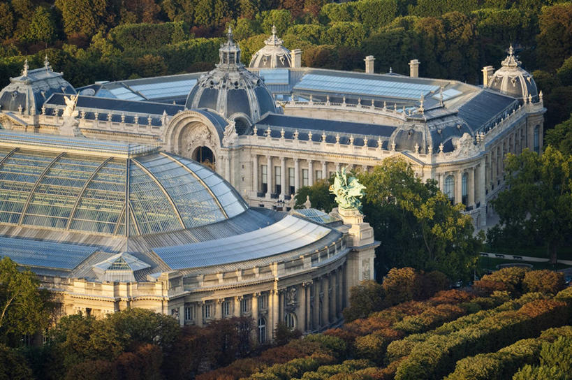 无人,博物馆,横图,俯视,室外,白天,购物,旅游,度假,消费,名胜古迹,树林,植物,标志建筑,地标,建筑,法国,巴黎,欧洲,阴影,研究,遗迹,光线,影子,首都,教育,古迹,文物,娱乐,建设,古建筑,树,树木,绿色,阳光,自然,享受,休闲,旅游胜地,放松,生长,成长,展览,西欧,欣赏,法兰西,美术馆,陈列,古文明,香榭丽舍大道,法兰西共和国,法兰西第五共和国,法兰西岛,爱丽舍田园大街,香榭丽舍大街,巴黎大皇宫,巴黎大皇宫美术馆,法兰西岛大区,典藏,彩图,高角度拍摄,巴黎省,巴黎市