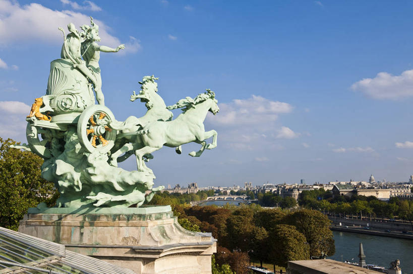 西方人,无人,博物馆,站,横图,室外,白天,正面,购物,旅游,度假,消费,河流,名胜古迹,水,植物,标志建筑,地标,建筑,马,野生动物,雕塑,法国,巴黎,欧洲,欧洲人,阴影,波纹,研究,遗迹,艺术,装饰,光线,雕刻,雕像,影子,河水,水流,云,云朵,涟漪,首都,许多人,教育,云彩,古迹,文物,娱乐,建设,古建筑,树,树木,蓝色,绿色,白云,倒影,蓝天,水纹,天空,阳光,自然,动物,工艺品,波浪,天,站着,一群人,享受,休闲,旅游胜地,放松,运输,牲畜,生长,晴朗,成长,纪念,展览,美术,倒映,西欧,欣赏,法兰西,主题,陈列,古文明,香榭丽舍大道,法兰西共和国,水晕,功能,美学,法兰西第五共和国,法兰西岛,反照,爱丽舍田园大街,香榭丽舍大街,巴黎大皇宫,巴黎大皇宫美术馆,法兰西岛大区,典藏,男人,男性,中年男性,白种人,晴空,站立,彩图,全身,巴黎省,巴黎市