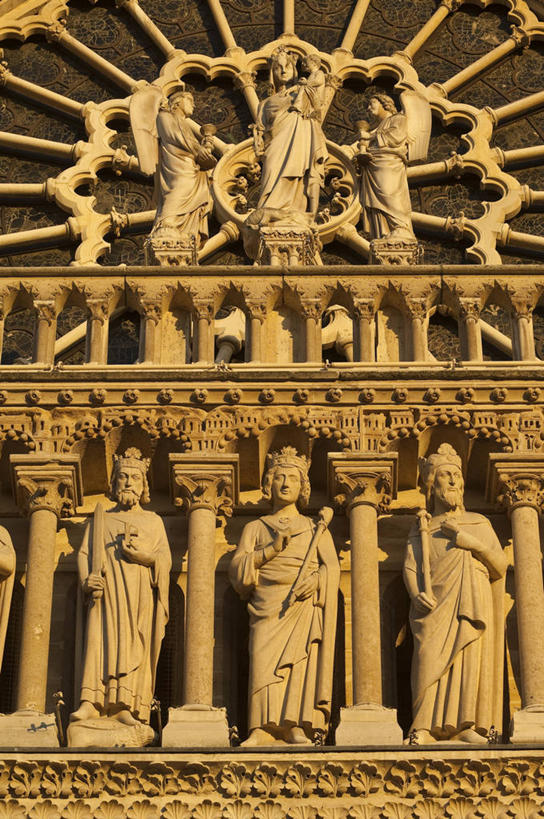 西方人,无人,教堂,站,竖图,室外,白天,仰视,民族服装,旅游,度假,名胜古迹,标志建筑,地标,建筑,雕塑,法国,巴黎,巴黎圣母院,欧洲,欧洲人,阴影,节日,遗迹,艺术,装饰,光线,雕刻,雕像,影子,首都,许多人,古迹,文化,文物,娱乐,建设,古建筑,阳光,工艺品,祈祷,站着,一群人,享受,休闲,健康,旅游胜地,放松,许愿,宗教,信仰,纪念,哥特式,祈求,美术,基督教,西欧,天主教,法兰西,塞纳河,主题,陈列,信念,古文明,哥特式建筑,法兰西共和国,巴黎圣母院大教堂,功能,美学,法兰西第五共和国,法兰西岛,法兰西岛大区,城岛,西岱岛,西堤岛,平安,男人,男性,年轻男性,白种人,站立,彩图,低角度拍摄,全身,传统服装,民俗服,大教堂,礼拜堂,斯德岛,西泰岛,巴黎省,巴黎市