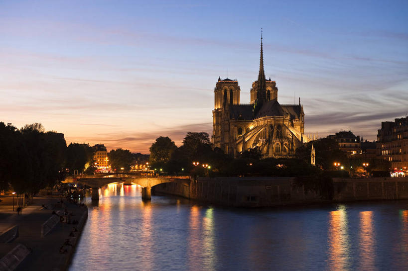 无人,教堂,横图,室外,白天,正面,旅游,度假,河流,名胜古迹,日落,水,植物,标志建筑,地标,建筑,路灯,桥梁,照明,法国,巴黎,巴黎圣母院,欧洲,阴影,波纹,遗迹,光线,影子,河水,水流,晚霞,霞光,落日,桥,灯光,涟漪,首都,背光,古迹,文物,娱乐,建设,古建筑,石桥,拱桥,灯,树,树木,绿色,倒影,水纹,自然,黄昏,波浪,享受,休闲,旅游胜地,彩霞,放松,拱形,生长,成长,人行桥,哥特式,石拱桥,照亮,倒映,基督教,照明设备,西欧,法兰西,塞纳河,逆光,古文明,焦糖,哥特式建筑,法兰西共和国,巴黎圣母院大教堂,水晕,法兰西第五共和国,法兰西岛,夕照,反照,薄暮,法兰西岛大区,城岛,西岱岛,西堤岛,夕阳,彩图,傍晚,食品添加剂,添加剂,斯德岛,西泰岛,巴黎省,巴黎市,酱色,焦糖色,着色剂,斜阳