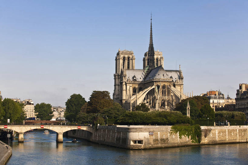 无人,教堂,横图,室外,白天,正面,旅游,度假,河流,名胜古迹,水,植物,标志建筑,地标,建筑,桥梁,法国,巴黎,巴黎圣母院,欧洲,阴影,波纹,节日,遗迹,光线,影子,河水,水流,桥,涟漪,首都,古迹,文化,文物,娱乐,建设,古建筑,石桥,拱桥,树,树木,蓝色,绿色,倒影,蓝天,水纹,天空,阳光,自然,波浪,天,祈祷,享受,休闲,健康,旅游胜地,放松,许愿,宗教,信仰,拱形,生长,晴朗,成长,纪念,人行桥,哥特式,石拱桥,祈求,倒映,基督教,西欧,天主教,法兰西,塞纳河,信念,古文明,哥特式建筑,万里无云,法兰西共和国,巴黎圣母院大教堂,水晕,法兰西第五共和国,法兰西岛,反照,法兰西岛大区,城岛,西岱岛,西堤岛,平安,晴空,晴空万里,彩图,大教堂,礼拜堂,斯德岛,西泰岛,巴黎省,巴黎市