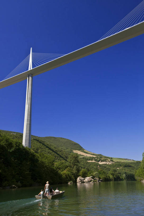 无人,竖图,室外,白天,仰视,旅游,度假,河流,美景,森林,山,山脉,树林,水,植物,标志建筑,大桥,地标,建筑,轮船,桥梁,船,法国,欧洲,阴影,波纹,飞溅,溅,光线,液体,影子,河水,景观,山峰,水滴,水流,高架,桥,涟漪,山峦,娱乐,建设,水珠,树,树木,蓝色,绿色,倒影,蓝天,水纹,天空,阳光,自然,船尾波,交通工具,波浪,群山,天,享受,休闲,旅游胜地,景色,放松,生长,晴朗,成长,倒映,西欧,喷洒,法兰西,自然风光,载具,高架桥,高架道路,跨线桥,万里无云,法兰西共和国,水晕,法兰西第五共和国,反照,南部.比利牛斯,阿韦龙省,南部.比利牛斯大区,塔恩河,米约大桥,米约高架桥,密佑高架桥,晴空,晴空万里,彩图,低角度拍摄,米约区,米约