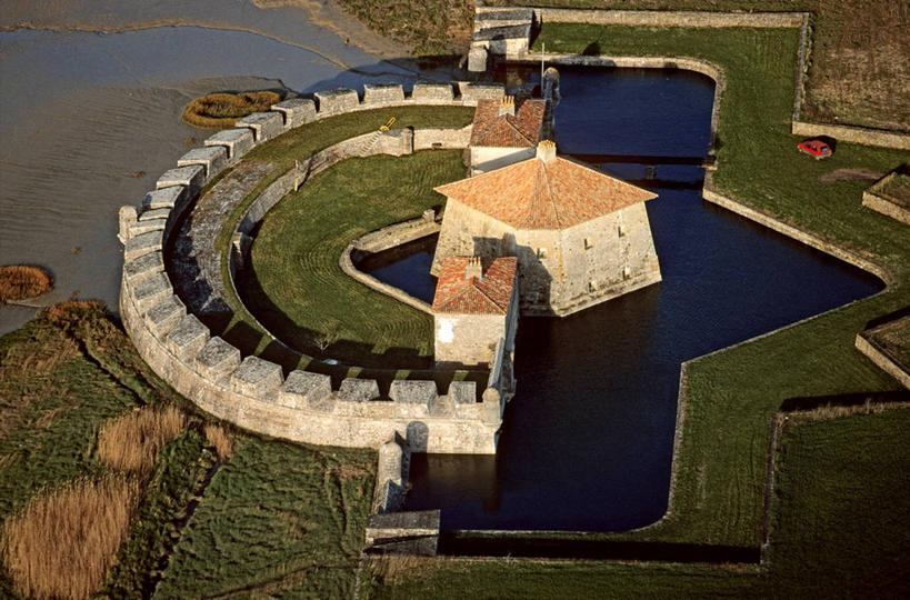 无人,家,横图,俯视,航拍,室外,白天,旅游,度假,草地,草坪,河流,名胜古迹,水,植物,标志建筑,地标,建筑,法国,欧洲,阴影,遗迹,光线,影子,堡垒,城堡,房屋,屋子,河水,水流,公寓,古迹,文物,娱乐,建设,古建筑,洋房,楼房,住宅,草,树,树木,绿色,阳光,自然,享受,休闲,旅游胜地,放松,生长,成长,西欧,要塞,鸟瞰,法兰西,古文明,法兰西共和国,法兰西第五共和国,普瓦图.夏朗德,普瓦图.夏朗德大区,设防,夏朗德省,彩图,高角度拍摄,房子,罗什福尔区,沙朗特河畔圣纳泽尔