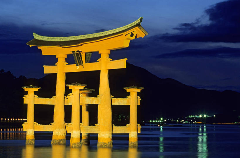 无人,横图,室外,夜晚,正面,旅游,度假,海浪,海洋,名胜古迹,标志建筑,地标,建筑,路灯,照明,广岛县,日本,亚洲,阴影,节日,遗迹,光线,影子,鸟居,浪花,神社,灯光,古迹,文化,文物,娱乐,建设,古建筑,灯,海水,祈祷,享受,休闲,健康,旅游胜地,放松,许愿,宗教,信仰,纪念,神道,祈求,照亮,祭祀,照明设备,海景,古文明,东亚,本州,严岛神社,宫岛,本州岛,日本国,広岛,中国地方,神道教,严岛,社屋,平安,大海,风浪,海,海水的波动,近岸浪,涌浪,彩图