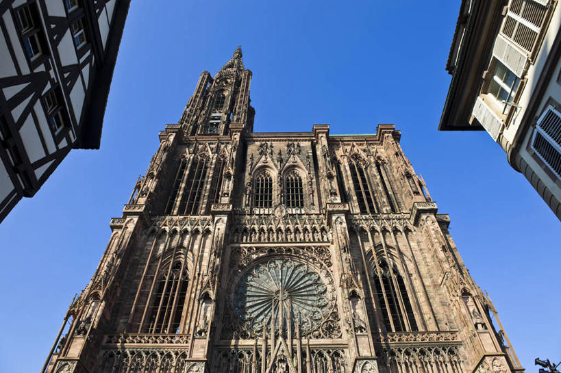 无人,教堂,横图,室外,白天,仰视,旅游,度假,名胜古迹,标志建筑,地标,建筑,法国,欧洲,阴影,节日,遗迹,光线,影子,墙,古迹,文化,文物,娱乐,建设,古建筑,墙壁,墙面,蓝色,蓝天,天空,阳光,天,祈祷,享受,休闲,健康,旅游胜地,放松,许愿,宗教,信仰,晴朗,纪念,祈求,基督教,阿尔萨斯,西欧,天主教,法兰西,信念,古文明,万里无云,法兰西共和国,首府,法兰西第五共和国,斯特拉斯堡,斯特拉斯堡大教堂,阿尔萨斯大区,平安,晴空,晴空万里,彩图,低角度拍摄,大教堂,礼拜堂,下莱茵省