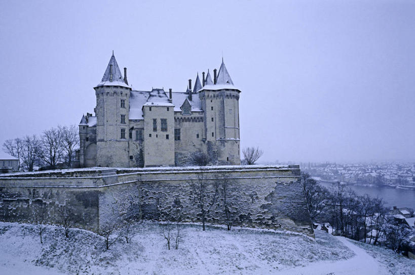 无人,家,横图,室外,白天,正面,旅游,度假,名胜古迹,雪,植物,大雪,标志建筑,地标,建筑,法国,欧洲,遗迹,堡垒,城堡,房屋,屋子,积雪,雪景,冬季,冬天,公寓,古迹,文物,娱乐,建设,古建筑,洋房,楼房,住宅,树,树木,蓝色,绿色,蓝天,天空,自然,天,享受,休闲,旅游胜地,放松,寒冷,生长,晴朗,成长,西欧,要塞,法兰西,古文明,万里无云,法兰西共和国,卢瓦尔河地区,法兰西第五共和国,严寒,卢瓦尔,卢瓦尔大区,卢瓦尔河大区,设防,索米尔,曼恩.卢瓦尔省,晴空,晴空万里,彩图,房子