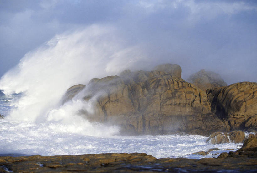 无人,横图,室外,白天,正面,旅游,度假,海浪,海洋,石头,美景,水,植物,法国,欧洲,飞溅,溅,石子,液体,景观,浪花,水滴,娱乐,水珠,树,树木,绿色,天空,自然,海水,天,享受,休闲,景色,放松,生长,成长,布列塔尼,西欧,喷洒,法兰西,自然风光,海景,法兰西共和国,法兰西第五共和国,布列塔尼地区,莫尔比昂省,基伯龙,基伯龙半岛,大海,风浪,海,海水的波动,近岸浪,石块,岩石,涌浪,彩图