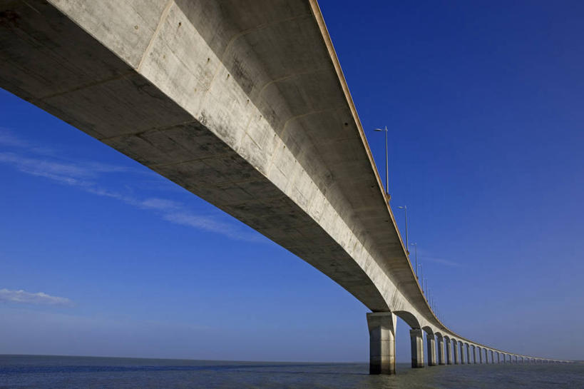 无人,横图,室外,白天,仰视,旅游,度假,海浪,海洋,标志建筑,大桥,道路,地标,建筑,立交桥,路,桥梁,公路,法国,欧洲,阴影,光线,影子,浪花,云,云朵,高架,桥,交通,云彩,娱乐,建设,蓝色,白云,蓝天,天空,阳光,海水,天,享受,休闲,旅游胜地,放松,晴朗,西欧,法兰西,高架桥,海景,高架道路,跨线桥,法兰西共和国,法兰西第五共和国,普瓦图.夏朗德,普瓦图.夏朗德大区,滨海夏朗德省,拉罗谢尔,拉罗歇尔,大海,风浪,海,海水的波动,近岸浪,涌浪,晴空,立体交叉桥,马路,彩图,低角度拍摄,雷岛,枢纽立交,系统立交桥,里韦杜普拉格