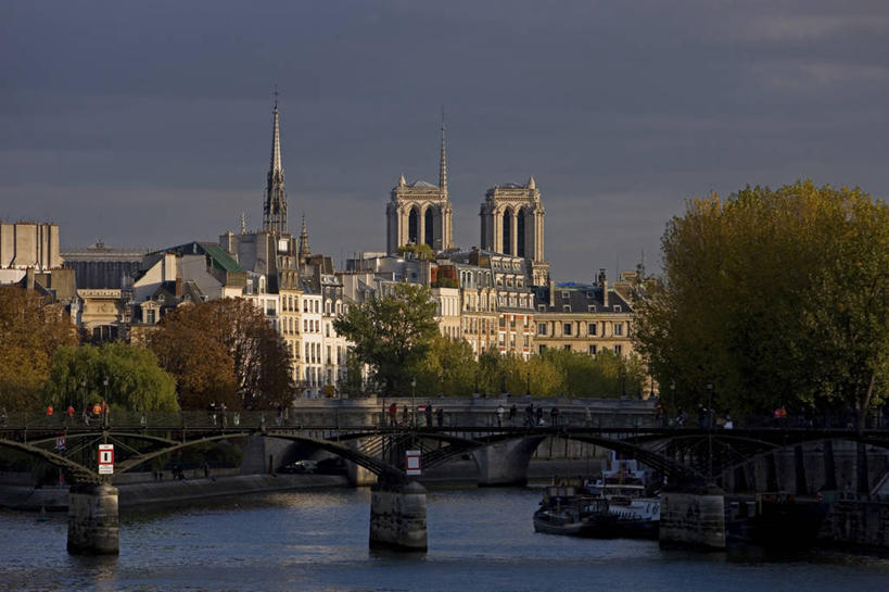 无人,家,教堂,横图,室外,白天,正面,旅游,度假,河流,名胜古迹,水,植物,标志建筑,地标,建筑,桥梁,法国,巴黎,巴黎圣母院,欧洲,阴影,波纹,节日,遗迹,光线,影子,房屋,屋子,河水,水流,云,云朵,桥,涟漪,首都,云彩,古迹,文化,文物,娱乐,建设,古建筑,石桥,楼房,拱桥,住宅,树,树木,蓝色,绿色,白云,倒影,蓝天,水纹,天空,阳光,自然,波浪,天,祈祷,享受,休闲,健康,旅游胜地,放松,许愿,宗教,信仰,拱形,生长,晴朗,成长,纪念,人行桥,哥特式,石拱桥,祈求,倒映,基督教,西欧,天主教,法兰西,塞纳河,信念,古文明,哥特式建筑,法兰西共和国,巴黎圣母院大教堂,水晕,法兰西第五共和国,法兰西岛,反照,法兰西岛大区,城岛,西岱岛,西堤岛,平安,晴空,彩图,房子,大教堂,礼拜堂,斯德岛,西泰岛,巴黎省,巴黎市