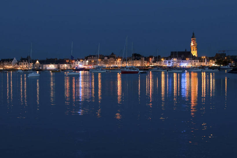 帆船,无人,教堂,横图,室外,夜晚,正面,旅游,度假,海浪,海洋,名胜古迹,标志建筑,地标,建筑,路灯,船,照明,法国,欧洲,阴影,节日,遗迹,时间,光线,时钟,影子,浪花,钟楼,灯光,计时,古迹,文化,文物,娱乐,建设,古建筑,灯,蓝色,倒影,蓝天,天空,海水,钟表,交通工具,天,祈祷,享受,休闲,健康,表,旅游胜地,放松,许愿,宗教,信仰,纪念,祈求,照亮,倒映,照明设备,西欧,法兰西,载具,海景,信念,古文明,法兰西共和国,卢瓦尔河地区,法兰西第五共和国,塔钟,反照,卢瓦尔,卢瓦尔大区,卢瓦尔河大区,平安,钟,大海,风浪,海,海水的波动,近岸浪,涌浪,彩图,大教堂,礼拜堂,大西洋岸卢瓦尔省,大西洋卢瓦尔省,勒克鲁瓦西克,圣纳泽尔区