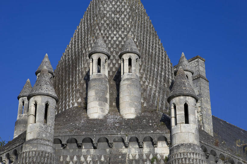 无人,横图,室外,白天,仰视,旅游,度假,名胜古迹,标志建筑,地标,建筑,法国,欧洲,阴影,节日,遗迹,光线,瓦片,影子,屋顶,顶棚,瓦,古迹,文化,文物,娱乐,建设,古建筑,蓝色,蓝天,天空,阳光,天,祈祷,享受,休闲,健康,旅游胜地,放松,许愿,宗教,建造,信仰,晴朗,纪念,祈求,基督教,西欧,天主教,法兰西,修道院,信念,古文明,屋瓦,万里无云,法兰西共和国,卢瓦尔河地区,法兰西第五共和国,卢瓦尔,卢瓦尔大区,卢瓦尔河大区,神学院,修院,隐修院,曼恩.卢瓦尔省,平安,晴空,晴空万里,彩图,低角度拍摄,索米尔区,丰泰夫罗拉拜埃