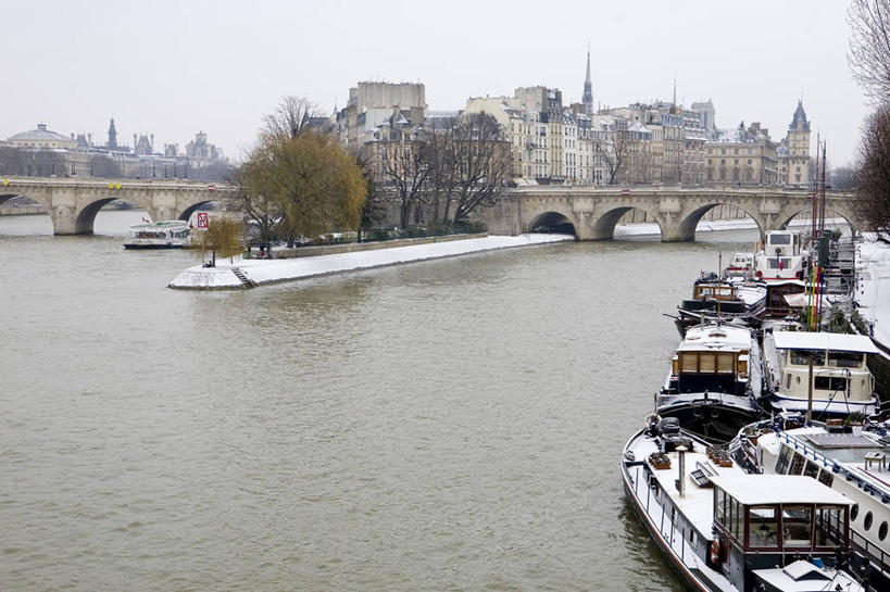 无人,家,横图,室外,白天,正面,旅游,度假,河流,树林,水,雪,植物,大雪,标志建筑,地标,建筑,轮船,桥梁,船,法国,巴黎,欧洲,艾菲尔铁塔,停靠,波纹,房屋,屋子,河水,积雪,水流,雪景,冬季,冬天,桥,涟漪,埃菲尔铁塔,首都,娱乐,建设,石桥,楼房,拱桥,住宅,树,树木,绿色,倒影,水纹,天空,自然,交通工具,波浪,天,享受,休闲,旅游胜地,放松,寒冷,拱形,生长,成长,人行桥,石拱桥,倒映,西欧,停泊,法兰西,载具,塞纳河,巴黎铁塔,新桥,法兰西共和国,战神广场,水晕,法兰西第五共和国,严寒,法兰西岛,反照,法兰西岛大区,城岛,西岱岛,西堤岛,彩图,房子,斯德岛,西泰岛,巴黎省,巴黎市
