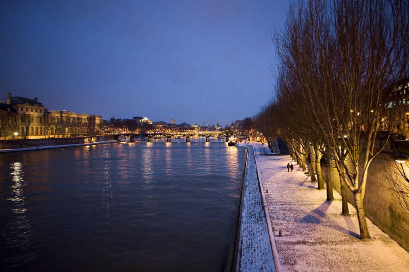 无人,家,横图,室外,夜晚,正面,旅游,度假,名胜古迹,雪,植物,大雪,标志建筑,地标,建筑,路灯,桥梁,照明,法国,巴黎,欧洲,阴影,遗迹,艺术,光线,影子,房屋,屋子,积雪,雪景,冬季,冬天,桥,灯光,卢浮宫,首都,古迹,文物,娱乐,建设,古建筑,石桥,楼房,拱桥,住宅,灯,树,树木,蓝色,绿色,蓝天,天空,自然,天,享受,休闲,旅游胜地,放松,寒冷,拱形,生长,成长,人行桥,石拱桥,照亮,照明设备,西欧,法兰西,塞纳河,古文明,法兰西共和国,法兰西第五共和国,严寒,罗浮宫博物馆,法兰西岛,法兰西岛大区,巴黎艺术桥,艺术桥,彩图,房子,巴黎省,巴黎市