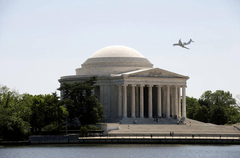 无人,横图,室外,白天,正面,旅游,度假,河流,水,植物,标志建筑,地标,飞机,建筑,美国,飞翔,飞行,河水,水流,纪念馆,交通,首都,翱翔,娱乐,航空,建设,飞,树,树木,蓝色,绿色,蓝天,天空,自然,交通工具,天,享受,休闲,旅游胜地,放松,运输,一架,生长,晴朗,成长,北美,客机,北美洲,载具,美洲,华盛顿特区,万里无云,杰弗逊纪念堂,杰佛逊纪念堂,华盛顿哥伦比亚特区,华府,杰斐逊纪念堂,北亚美利加洲,亚美利加洲,晴空,晴空万里,彩图,美利坚合众国
