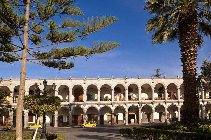 无人,家,横图,室外,白天,正面,旅游,度假,草地,草坪,名胜古迹,植物,门,标志建筑,道路,地标,建筑,路,公路,汽车,棕榈树,叶子,秘鲁,一排,阴影,遗迹,整齐,并列,并排,光线,影子,房屋,屋子,云,云朵,拱门,绿叶,交通,云彩,古迹,文物,娱乐,建设,古建筑,楼房,住宅,车,草,树,树木,排列,蓝色,绿色,白云,蓝天,天空,阳光,自然,门框,交通工具,轿车,天,享受,休闲,嫩叶,旅游胜地,南美,放松,生长,晴朗,成长,南美洲,拉丁美洲,队列,载具,美洲,平行,古文明,棕榈叶,秘鲁共和国,阿雷基帕,亚美利加洲,南亚美利加洲,玉米之仓,阿雷基帕省,叶,叶片,晴空,马路,棕树,棕榈,彩图,房子