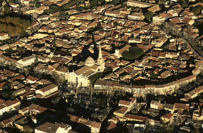 无人,家,教堂,横图,俯视,航拍,室外,白天,旅游,度假,草地,草坪,名胜古迹,植物,标志建筑,地标,建筑,法国,欧洲,阴影,节日,遗迹,光线,瓦片,影子,房屋,屋顶,屋子,顶棚,瓦,古迹,文化,文物,娱乐,建设,古建筑,楼房,住宅,草,树,树木,绿色,阳光,自然,祈祷,享受,休闲,健康,旅游胜地,放松,许愿,宗教,建造,信仰,生长,成长,纪念,祈求,基督教,西欧,鸟瞰,天主教,法兰西,信念,古文明,圣雷米,屋瓦,法兰西共和国,法兰西第五共和国,罗纳河口,普罗旺斯.阿尔卑斯.蓝色海岸,普罗旺斯.阿尔卑斯.蓝色海岸大区,罗讷河口省,平安,彩图,高角度拍摄,房子,大教堂,礼拜堂