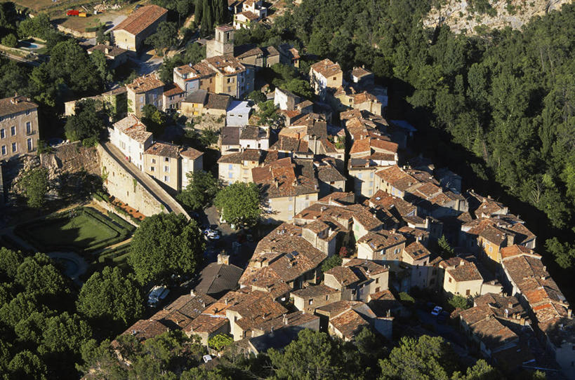 无人,家,横图,俯视,航拍,室外,白天,旅游,度假,名胜古迹,森林,树林,植物,标志建筑,地标,建筑,法国,欧洲,阴影,遗迹,光线,瓦片,影子,堡垒,城堡,房屋,屋顶,屋子,顶棚,瓦,古迹,文物,娱乐,建设,古建筑,楼房,住宅,树,树木,绿色,阳光,自然,享受,休闲,旅游胜地,放松,建造,生长,成长,西欧,要塞,鸟瞰,法兰西,古文明,瓦尔省,屋瓦,法兰西共和国,法兰西第五共和国,普罗旺斯.阿尔卑斯.蓝色海岸,普罗旺斯.阿尔卑斯.蓝色海岸大区,设防,瓦尔,彩图,高角度拍摄,房子,布里尼奥勒区,昂特雷卡斯托