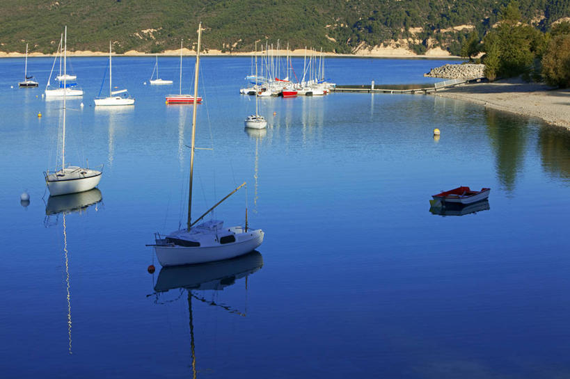 帆船,无人,横图,俯视,室外,白天,旅游,度假,湖,湖泊,美景,森林,树林,水,植物,船,法国,欧洲,阴影,波纹,光线,影子,湖面,景观,水流,水面,涟漪,娱乐,树,树木,绿色,倒影,水纹,阳光,自然,交通工具,波浪,湖水,享受,休闲,景色,放松,生长,成长,倒映,西欧,法兰西,自然风光,载具,瓦尔省,法兰西共和国,水晕,法兰西第五共和国,反照,普罗旺斯.阿尔卑斯.蓝色海岸,普罗旺斯.阿尔卑斯.蓝色海岸大区,瓦尔,彩图,高角度拍摄,布里尼奥勒区,弗尔东河畔莱萨莱